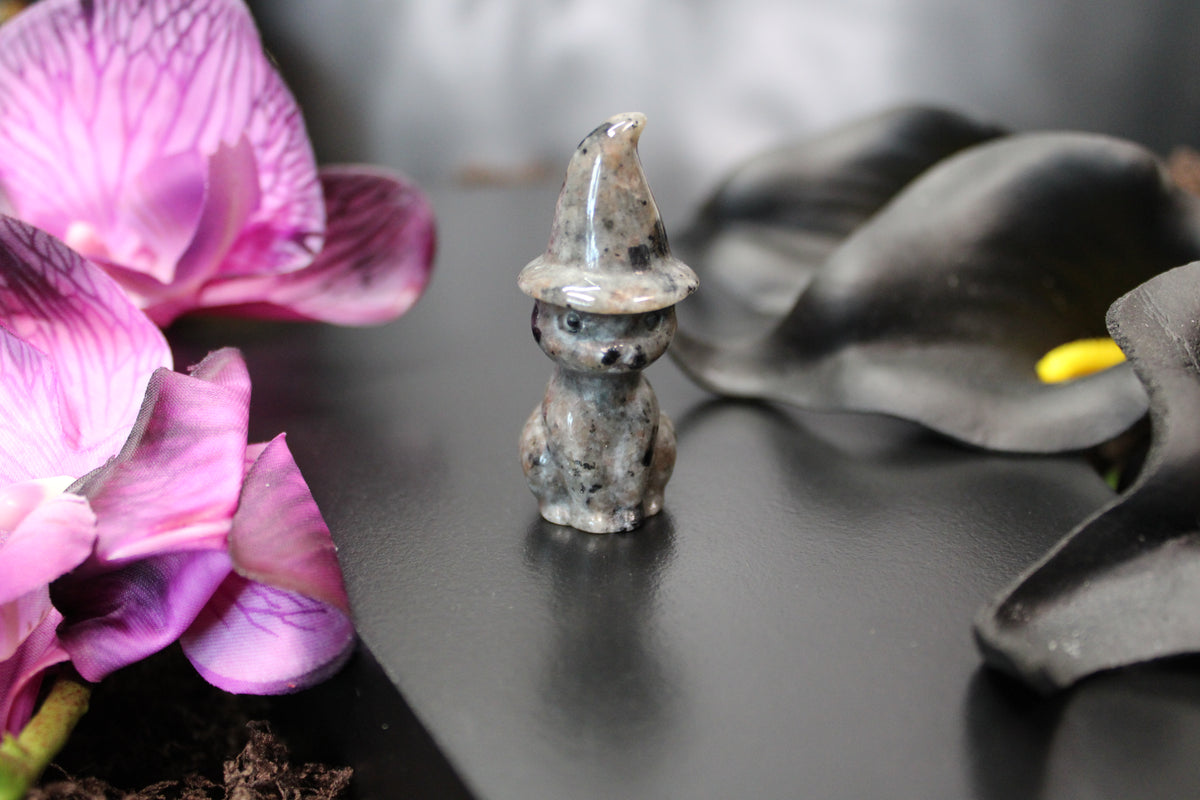 Crystal Wizard Cat – Fluorite, Yooperlite & Moss Agate | Enchanted Forest Selection